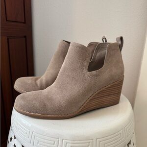 NWOT Toms Kallie Boot Taupe Suede Women’s size 6.5